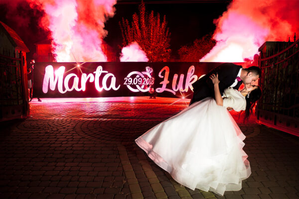 Sesja zdjęciowa na tle napisu na folii