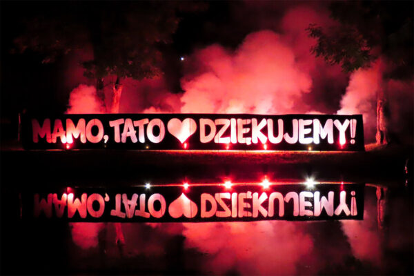 Lustrzane odbicie folii w wodzie