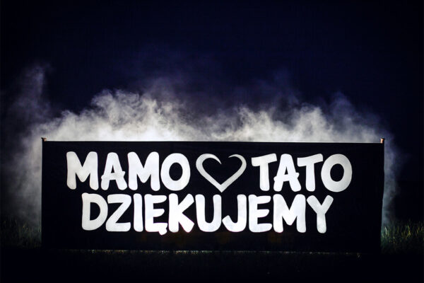 Biały efekt pirotechniczny za pirofolią