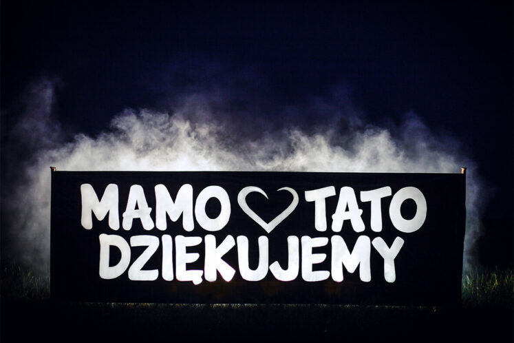 Biały efekt pirotechniczny za pirofolią